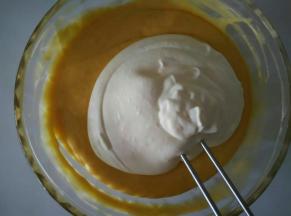 淡奶油加40克糖低速打发至6分，稍稍凝固还能流动的状态，取三分之一加入芒果泥中搅拌均匀