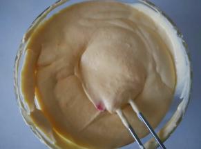 再倒入剩余的淡奶油，搅拌均匀