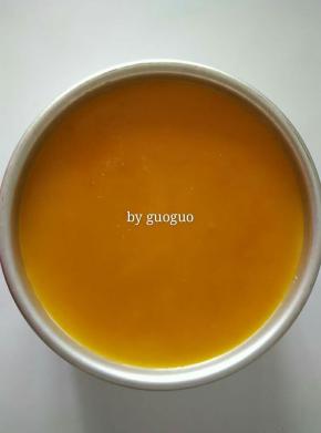 取余下的芒果泥，吉利丁片加50克纯净化加热溶化倒入芒果泥中，晾凉轻轻倒在模具表面，再放冰箱冷藏2个小时以上