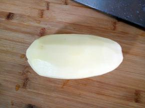 新鲜莲藕去皮洗净