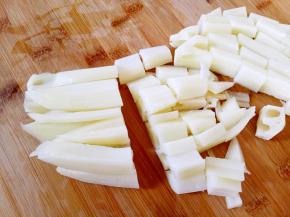 把莲藕切厚片后改切成长宽1指左右的藕丁