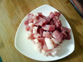 再改切成丁，肉丁切成藕丁的一半大小