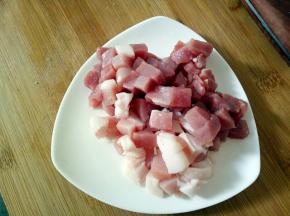 再改切成丁，肉丁切成藕丁的一半大小