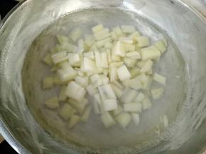 锅里烧热水，水开后放入藕丁焯水20秒后捞出