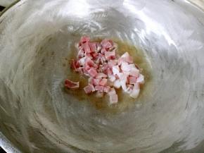 热锅冷油，油热时放入肉丁翻炒