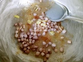 待肉丁炒至变色熟透时放入姜片