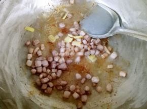 待肉丁炒至变色熟透时放入姜片