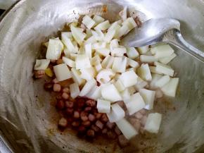 倒入焯好的藕丁翻炒10秒