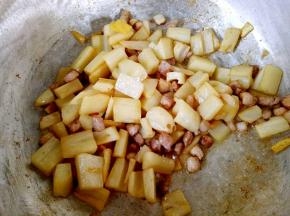 加入醋，盐，味精拌匀至入味，即可出锅