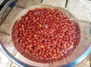 红豆泡水一夜，天热可以放冰箱冷藏。