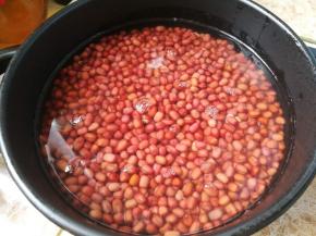 红豆倒入锅里，倒入一指深清水，开启中火。