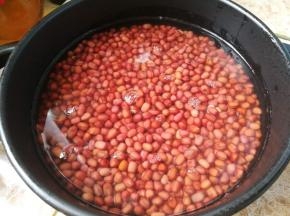 红豆倒入锅里，倒入一指深清水，开启中火。