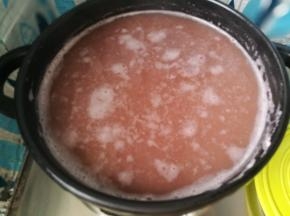 煮沸后关火十分钟，加入少许冷水，再次开火，如此反复三次。