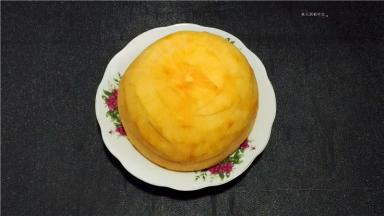 南瓜洗净去皮去籽。