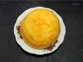 南瓜洗净去皮去籽。