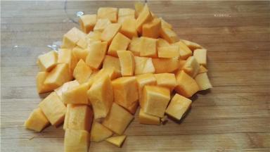 切成大小均匀的块备用。