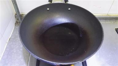 锅中放入适量的油。