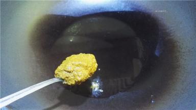 放入泰式咖喱酱。