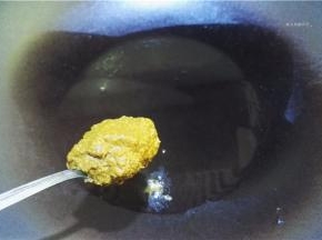 放入泰式咖喱酱。
