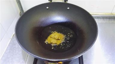 小火煸炒。