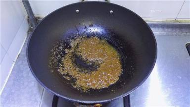 煸炒出香味来。