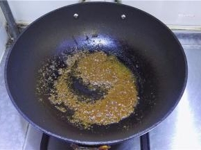 煸炒出香味来。