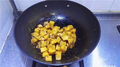 翻炒均匀，使南瓜块都包裹上咖喱酱。