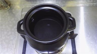 砂锅盛入适量清水，烧热。