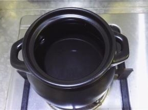 砂锅盛入适量清水，烧热。