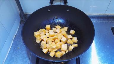 然后放入南瓜块。