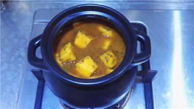 将炒好的南瓜放入砂锅中。