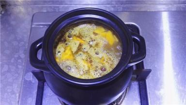 大火加热至沸腾。