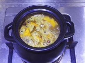 大火加热至沸腾。