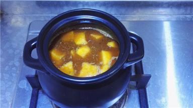 转小火慢慢炖制。