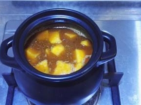 转小火慢慢炖制。