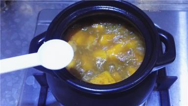 当汤汁浓稠后加入盐。