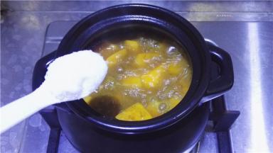 再加入适量的糖。