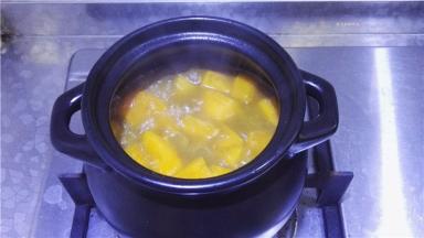 炖制南瓜软烂入味，汤汁浓缩即可关火。