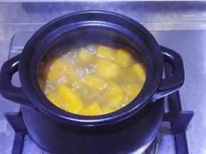 炖制南瓜软烂入味，汤汁浓缩即可关火。