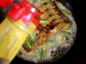 倒入一勺红烧酱油转小火继续慢慢的煮，让鱼充分的入味儿。

