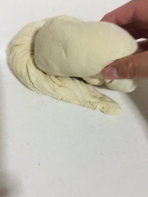 卷到尾部的时候留一点压倒面饼下面！

