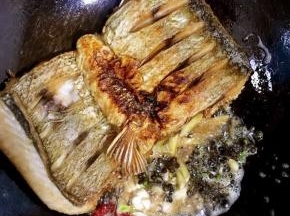 把煎好的鱼拨到一边，放入生姜，新鲜的花椒，蒜瓣，干辣椒炒出香味儿！

