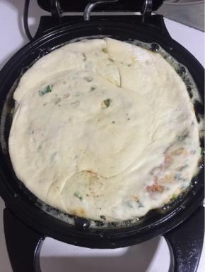 把擀好的饼放进去。

