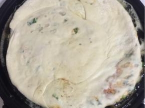 把擀好的饼放进去。

