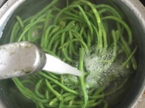 焯好水的豇豆迅速的过凉水，让豇豆保持翠绿的颜色！
