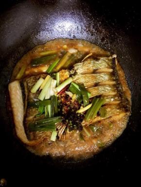 起锅前加入适量的鸡精调味即可！

