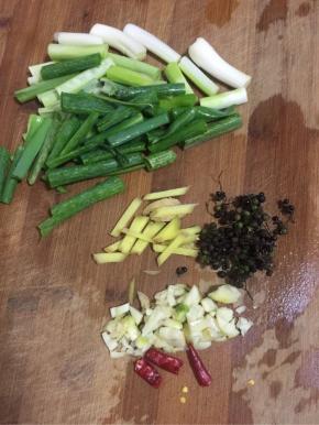 葱切成段，生姜切成丝，蒜瓣剁碎，干辣椒切成段，准备新鲜花椒适量备用！

