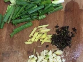 葱切成段，生姜切成丝，蒜瓣剁碎，干辣椒切成段，准备新鲜花椒适量备用！

