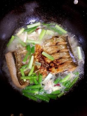 放入切好的葱段！

