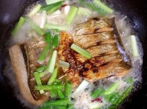 放入切好的葱段！

